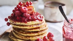 Bananenpancakes met frambozen-chiaconfituur en rood fruit