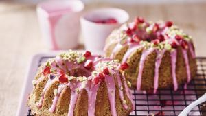 Minitulband-pistachecake met roze glazuur en granaatappel