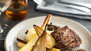 Hertenbiefstuk met peertjes en peterseliewortel