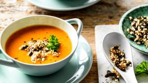 Romige pompoensoep met crumble van gepofte quinoa