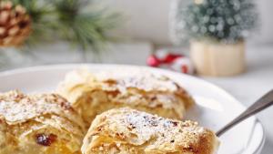 Kerststrudel met appel, mandarijn en gedroogde veenbessen