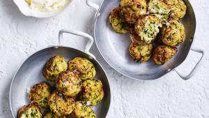 Courgetteballetjes uit de airfryer met een yoghurt-citroensausje