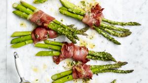 Groene asperges met ham en tijmboter uit de airfryer