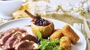 Eend met portosaus, gevulde appeltjes en kroketjes