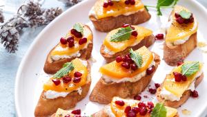 Crostini met burrata en kaki