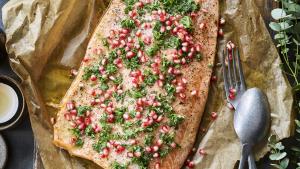 Koude gegrilde zalm met granaatappelpitten en gremolata