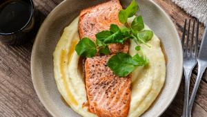 Gebakken zalm met mousseline van aardappel en aardpeer