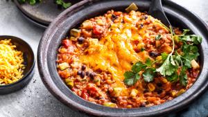 Mexicaanse one pot van linzen, zwarte bonen en bruine rijst