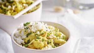 Gele viscurry met bloemkool, sojascheuten en rijst