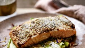 Geroosterde prei en zalm met honingmosterdkorst