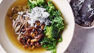 Detoxramen met verse bouillon bomvol groenten