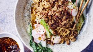 Extra spicy ramen met dandannoedels, gehakt en paksoi