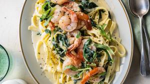 Scampi’s in wittewijnsaus met spinazie en pasta