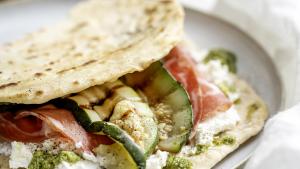 Piadina met ricotta, coppa, gegrilde courgette en pesto