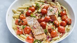 Zalm met trofie, kerstomaten en kruidige citroenolie