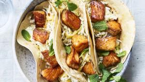 Taco met gebakken zalm, koolsalade en yoghurtsaus