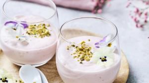 Aardbeienmousse met mascarpone, pistaches en viooltjes