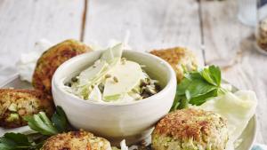 Broccoli-kipburgers met spitskoolsalade