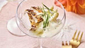 Cocktailglaasje met witte asperges en gegrilde kip