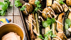 Falafeltraybake met courgette, aubergine en tahin-yoghurtsaus