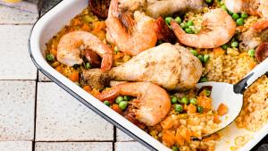 Spaanse paella-traybake met kip en scampi’s