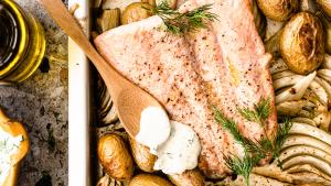 Zalm op de bakplaat met venkel, krieltjes en zureroomsaus