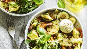 Salade van gevulde pasta met gegrilde groenten