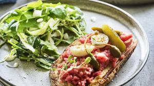 Toast kannibaal met waterkerssalade