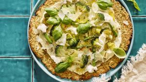 Glutenvrije pizza met kruidenkaas, broccoli, prei en groene asperges