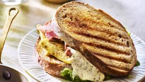 Gegrilde zuurdesemboterham met boerenomelet, Breydelspek en mosterdmayonaise