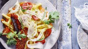 Casaracce met chorizo, venkel, kerstomaatjes en romescodressing