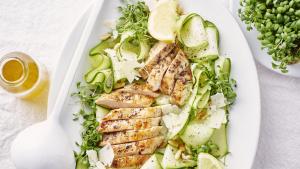 Salade van rauwe courgette met kippenreepjes