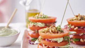 Torentje tomaat-garnaal met avocadosaus