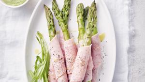 Groene asperges met ham en dragonmayonaise