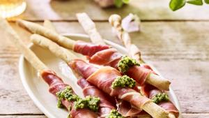 Broodstengels met zuiderse charcuterie