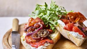Ciabatta met gegrilde paprika, chorizo en verse kaas