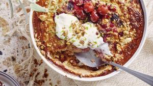 Crumble van rood fruit met notenkorst