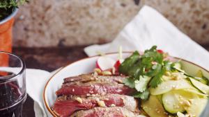 Thai beef salad met courgette, groene appel en koolrabi