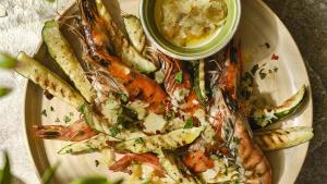 Gamba’s en courgette met knoflookolie