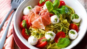 Pasta pesto met mozzarella en prosciutto