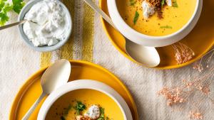 Pompoensoep met gember, geitenkaas en speculaas
