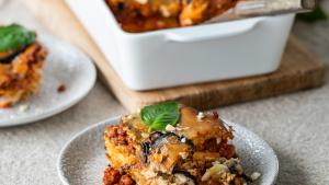 Vegan moussaka met cashewnotenbechamel