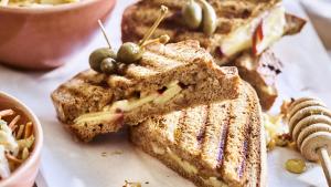 Croque appel-brie-walnoot met herfstsalade