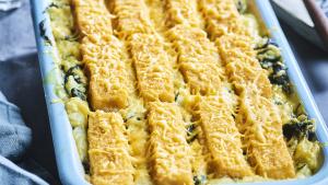 Ovenschotel met spinazie-aardappelpuree, fishsticks en cheddar