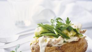Gepofte aardappel met kip en parmezaansaus