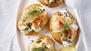 Gepofte aardappel met zalm en champignons