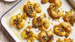 Smashed potatoes met kruidenboter