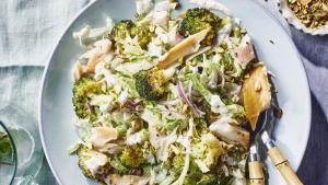 Salade van geroosterde broccoli met lichte yoghurt-kruidensaus en gerookte forel