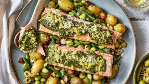 Zalmforel met pesto-parmezaankorst en lentegroenten