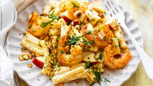Pastasalade met appel, kerrie, scampi’s en krokante nootjes